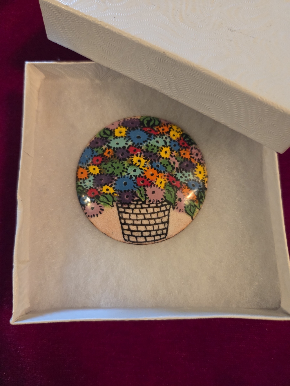 Joyful enamel brooch - Picture 5 of 5